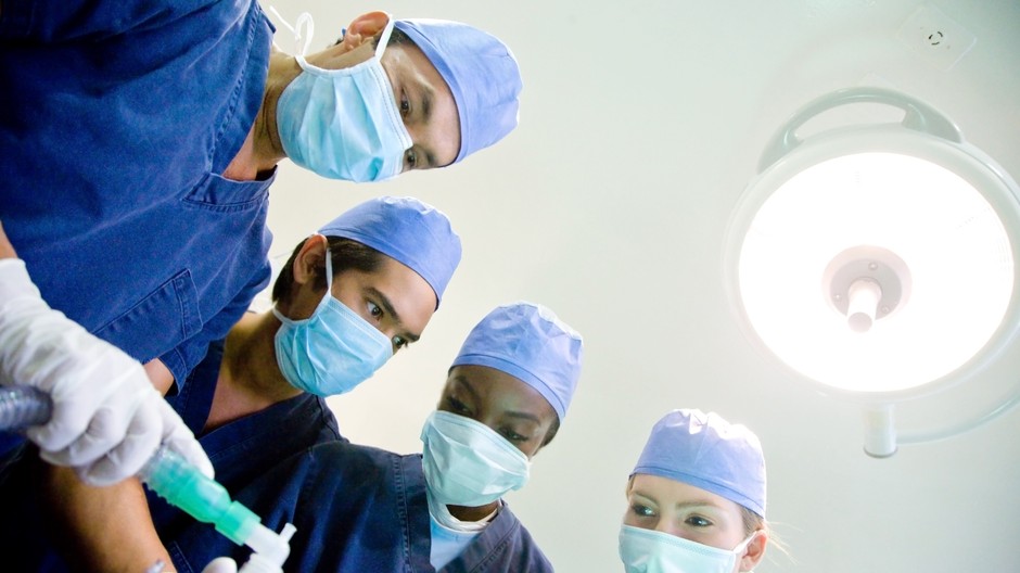 Lekári pri operácii