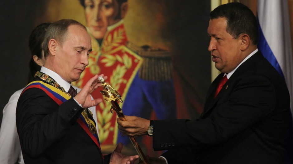 Venezuelský prezident Hugo Chávez obdarúva ruského premiéra Vladimíra Putina