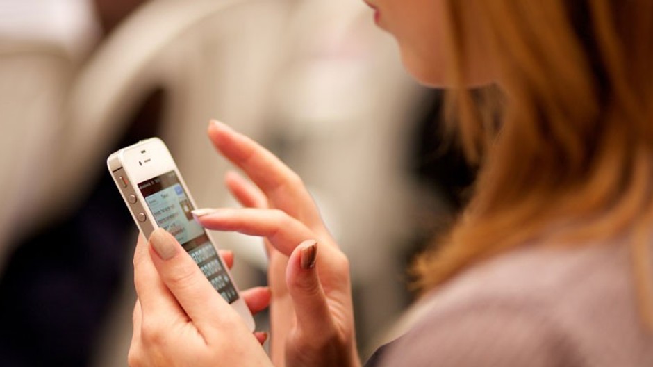 Mobil, žena, ruka, appka.jpg