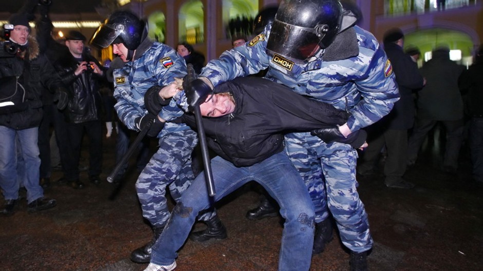 zatýkanie demonštrantov v Moskve