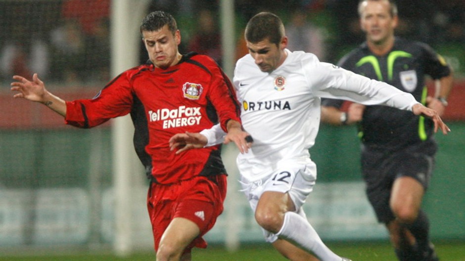 dvaja futbalisti a lopta