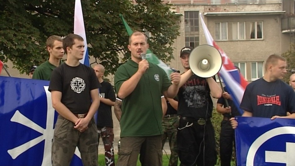 Kotleba pred parlamentom