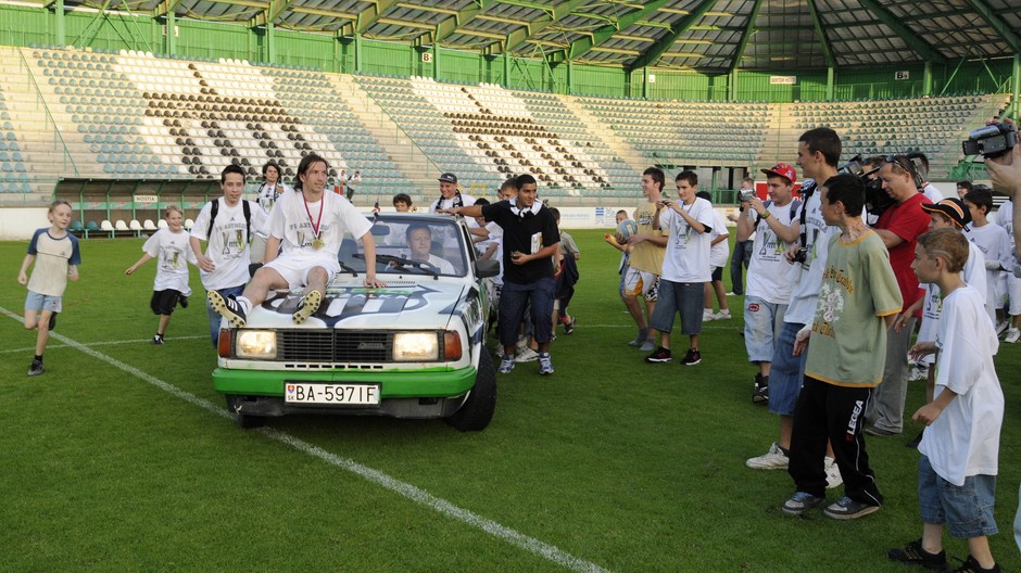 Štadión Artmedie, oslaava titulu, škodovka