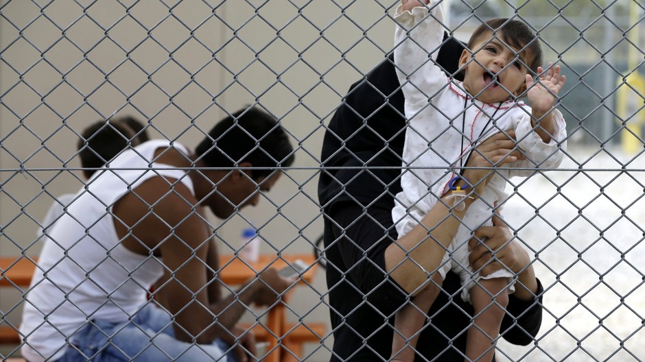 Migranti, utečenci, muži, dieťa, žena.jpg