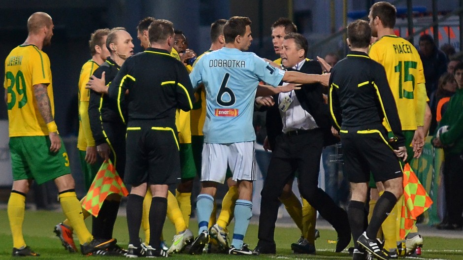 Tréner Pavel Hapal z MŠK Žilina po prerušení zápasu medzi MŠK Žilina a ŠK Slovan Bratislava. Žilina
