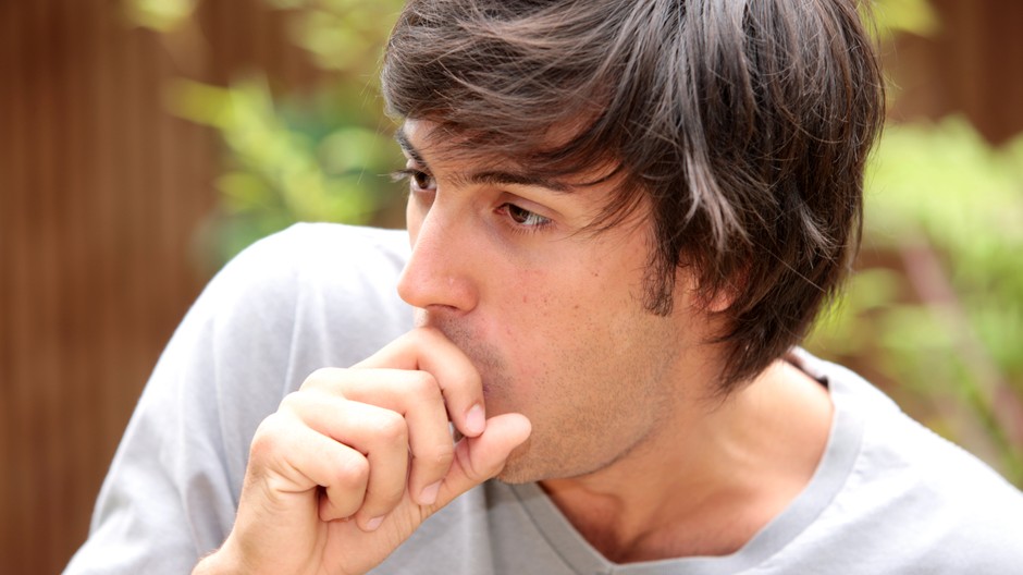 muž chorý kašle ilustračné foto