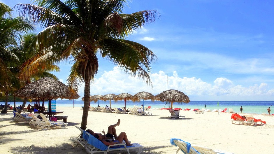 Pláž dovolenka ľudia leto