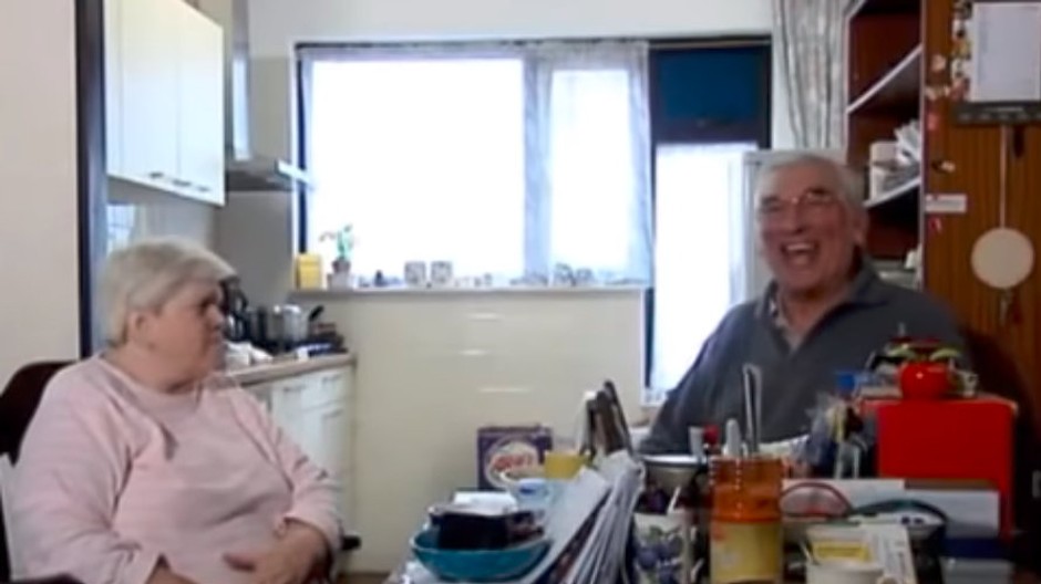 Muž sa nedokáže prestať smiať