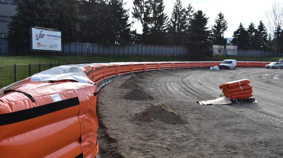 nové nafukovacie mantinely na plochodrážnom štadióne v Žarnovici 29. februára 2024. Ide o bezpečnostný prvok, ktorý je podmienkou pre organizáciu významných plochodrážnych podujatí