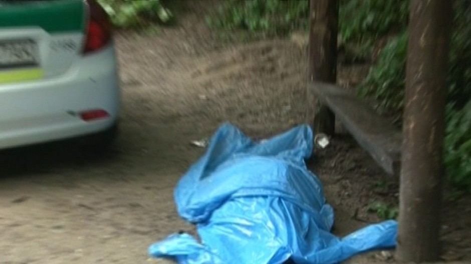 clovek pod igelitom pri aute-mrtvola