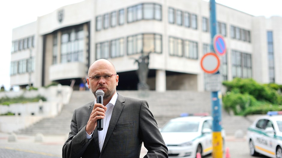 Richard Sulík pred parlamentom mikrofón