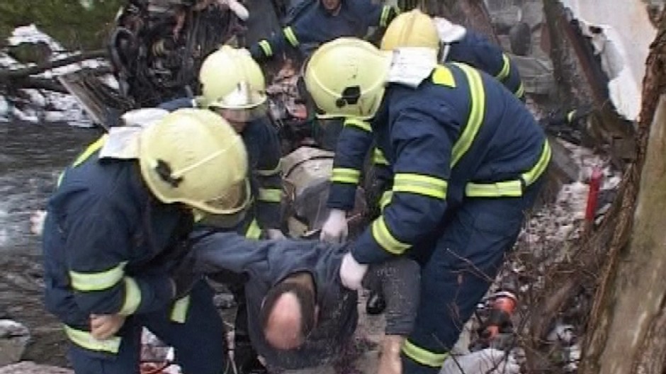 hasici vytahuju mrtvolu z vody