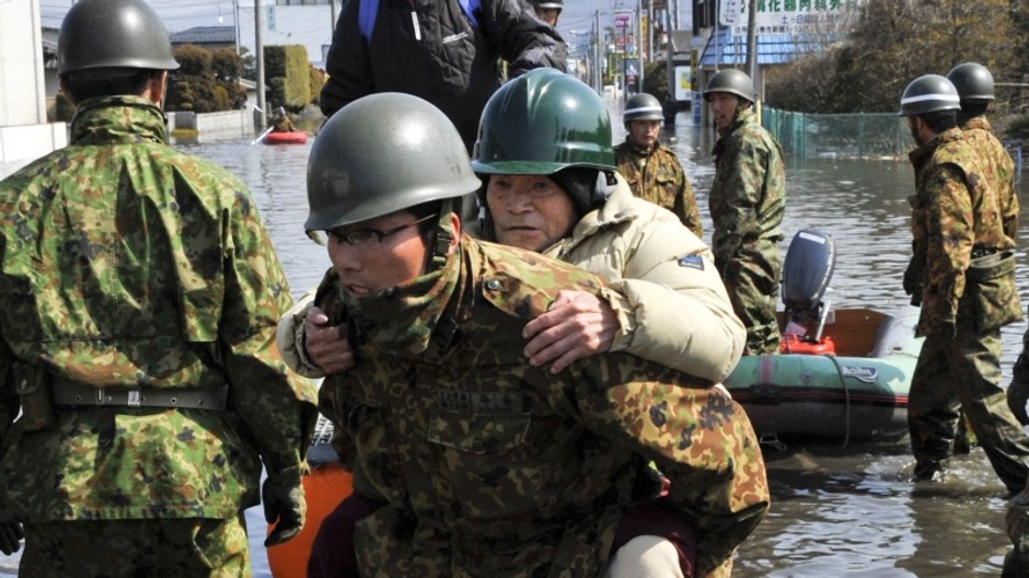 Japonsko, vojaci zachraňujú ľudí