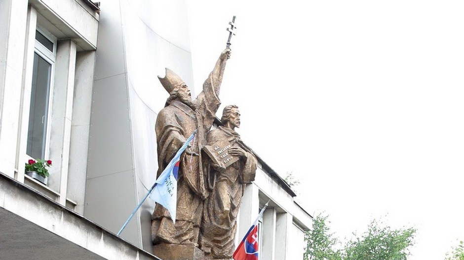 socha cyrila a metoda v komarne