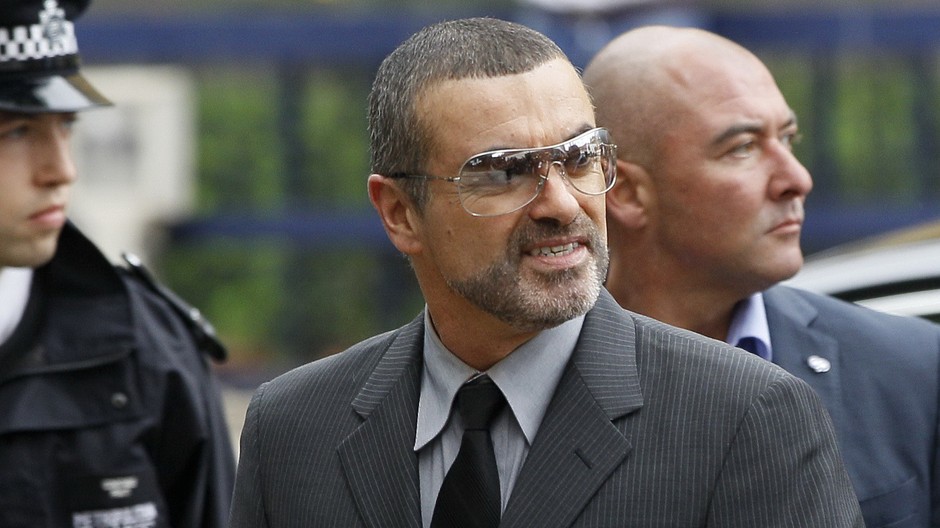 george michael, okuliare, policajti v pozadi