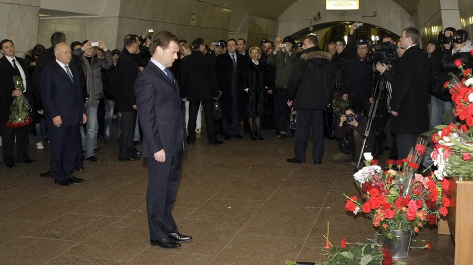 rusky prezident dmitrij medvedev v metre moskva, pred kvetmi, minuta ticha
