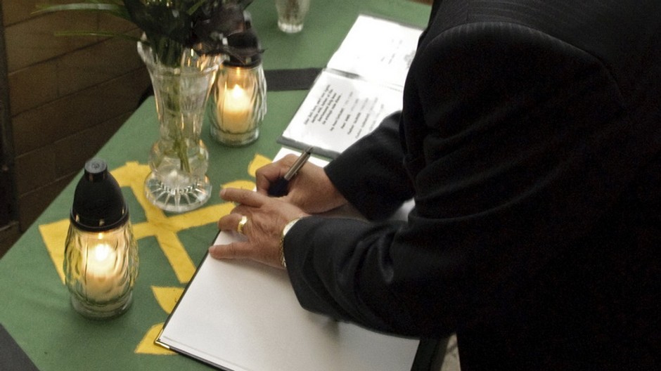 Jahnátek sa podpisuje do kondolenčnej knihy v priestoroch vrátnice Bane Handlová