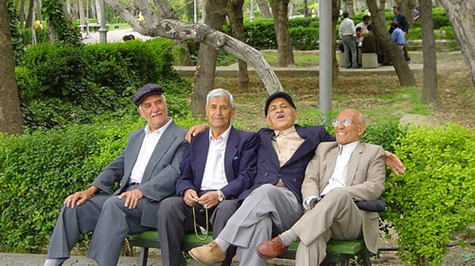 dochodcovia na lavicke