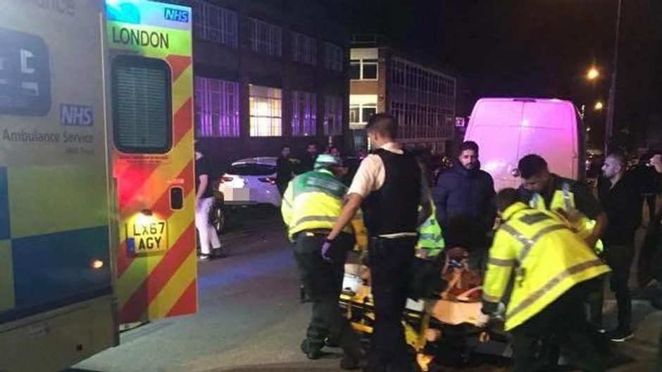 Pri mešite vrazilo auto do chodcov