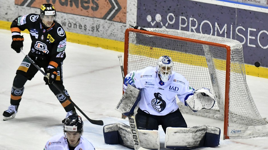 Hunter Fejes (Košice) a brankár Adam Vay (Poprad) v zápase 42. kola hokejovej Tipos extraligy