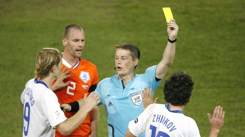 Micheľ ukazuje žltú kartu