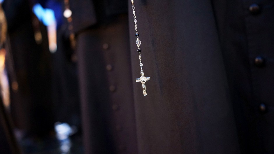 kňaz čierne rúcho kríž ilustračná