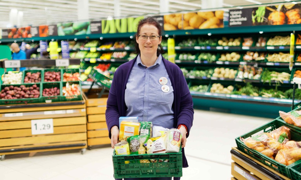 Tesco za 10 rokov znížilo potravinový odpad o 81 %. Ľuďom v núdzi darovalo už viac ako 66 miliónov porcií jedla