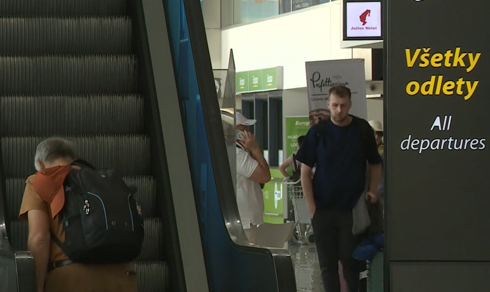 Viedenské letisko ohlásilo veľkú zmenu. Odletíte aj s dvojlitrovou fľašou