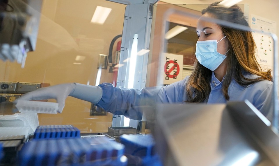 Ministerstvo v USA pripúšťa, že pandémia nastala v dôsledku úniku vírusu z laboratória