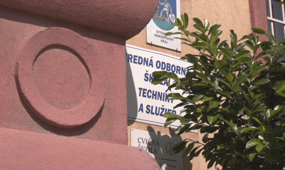 Zaujímal sa o Hitlera a na počítač napísal protižidovské heslo. Problémového stredoškoláka zadržala polícia