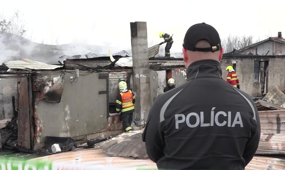 Susedia vošli do horiaceho príbytku. Dve deti zachránili, k tretiemu (†3) sa už nevedeli dostať