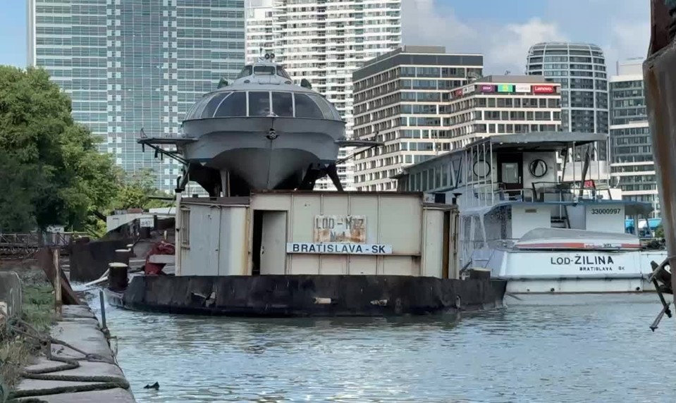 Legendárna bratislavská Raketa v problémoch. Pontón, na ktorom je odparkovaná sa potápa