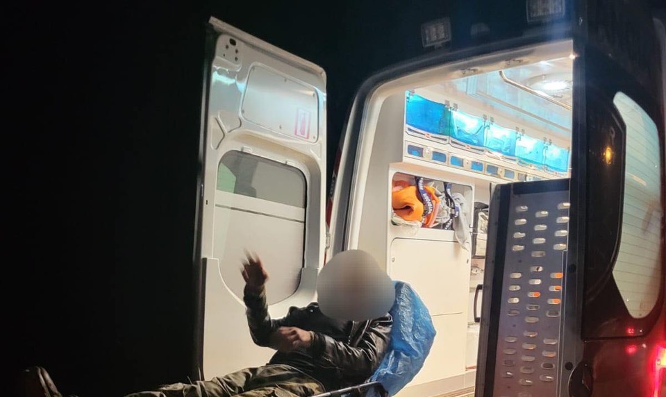 Topiaceho muža zachraňovali policajti. Z rybníka kričal o pomoc