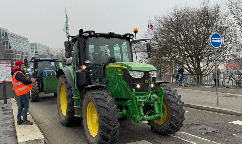 Traktory pri Európskom parlamente: Farmári protestujú proti dohode EÚ s Mercosurom