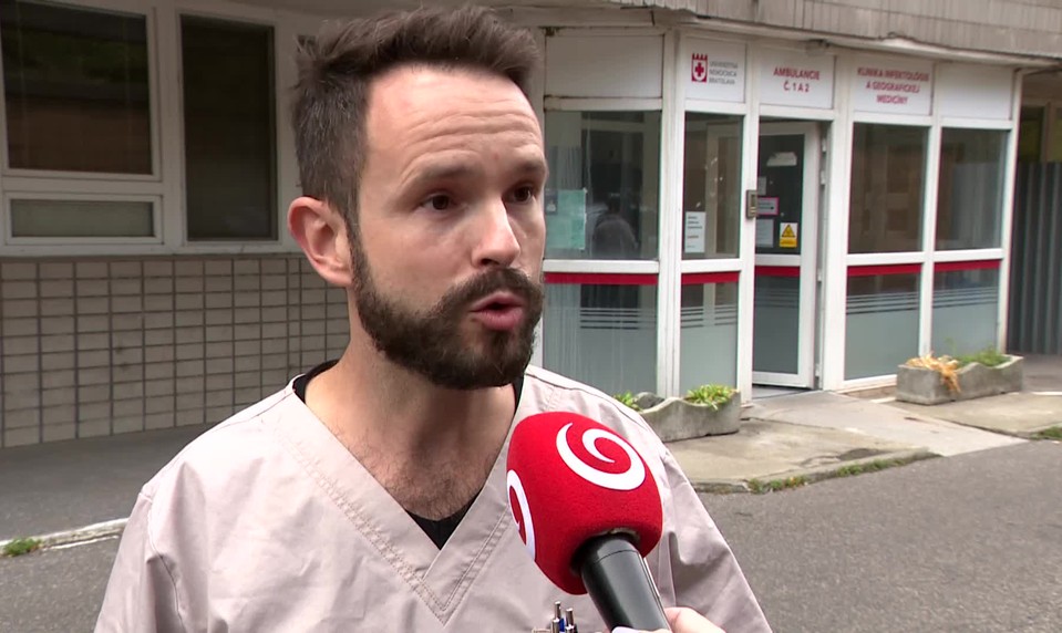 Je veľmi pravdepodobné, že sa vrátime k noseniu respirátorov, hovorí infektológ Peter Sabaka