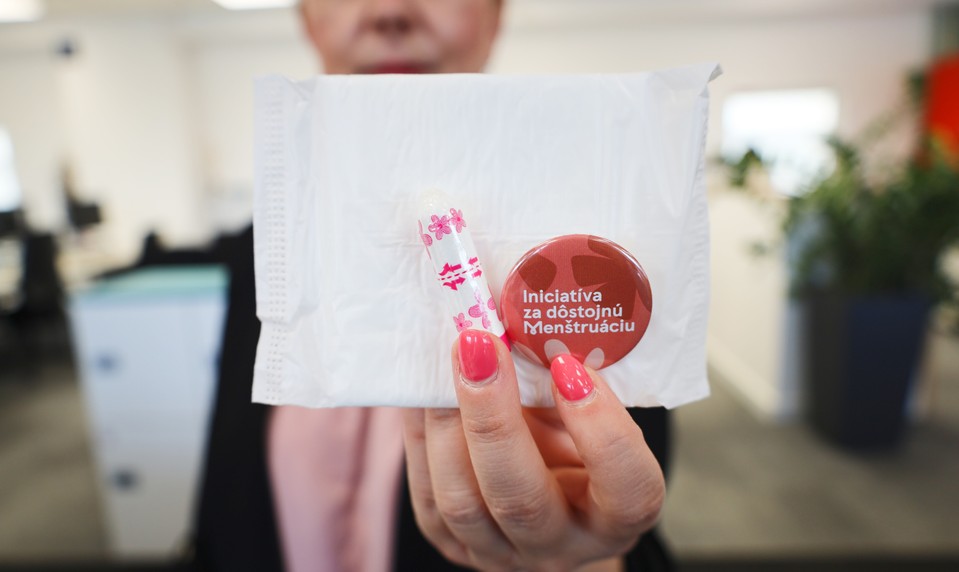 Tesco podporuje dôstojnú menštruáciu, z každého zakúpeného produktu Pro Formula venuje na pomoc 10 centov