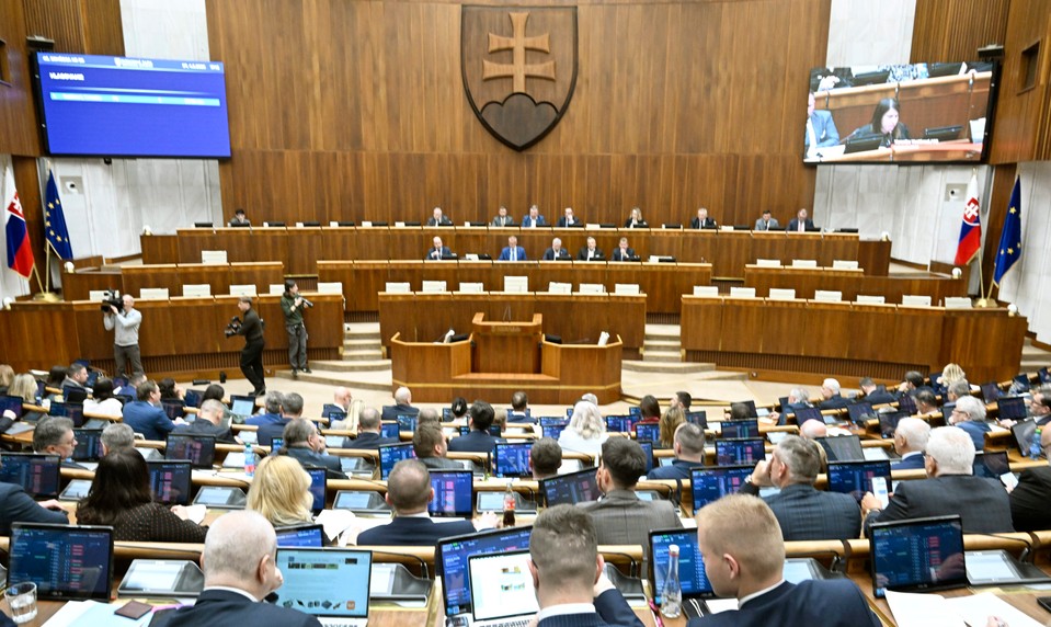 Opozícia: Koaliční poslanci cez zákon o hroboch presadzujú nesúvisiace zmeny