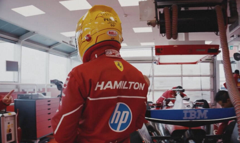 Cítil niečo, čo za 17 rokov nie. Hamiltona nadchli prvé kolá v červenej