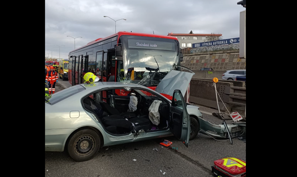 Vážna zrážka autobusu a auta v Bratislave: Vodiča zostal v aute zakliesnený