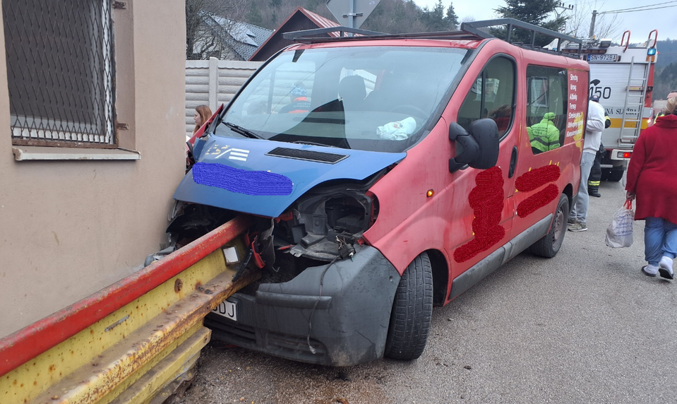 Po nehode skončili tri deti v rukách záchranárov. Muž sa vyhýbal autu v protismere