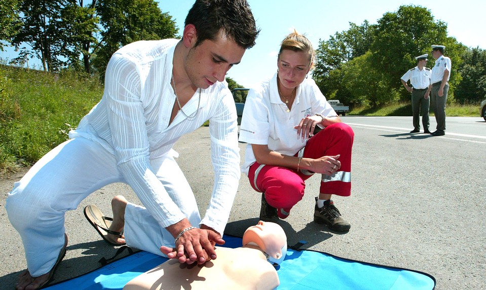 Ako poskytovať prvú pomoc pri zastavení srdca a dýchania? Tento článok môže zachrániť život!