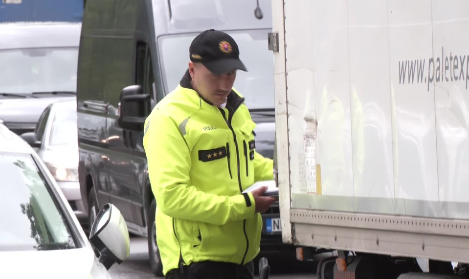 Šokujúci incident: Dôchodkyňa spadla rovno pod kolesá kamiónu