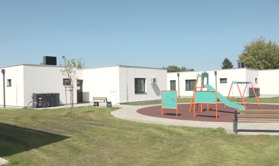 Z ťažkých podmienok k dôstojnému životu. Sociálne byty v Jelke prinášajú ľuďom nové šance