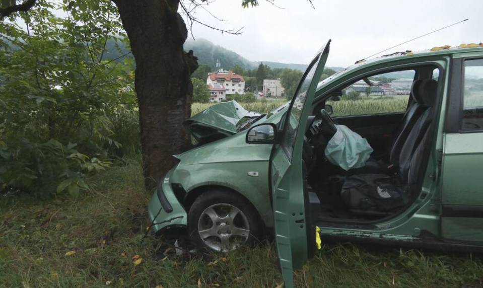 Prudké zrážky a zlá viditeľnosť: Starší manželský pár havaroval na mokrej ceste