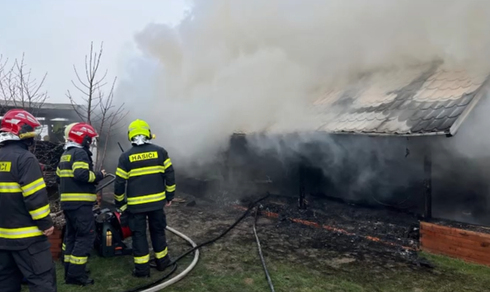 Hasiči zasahovali pri požiari v Strečne. Plamene ohrozili prístrešky aj rodinný dom