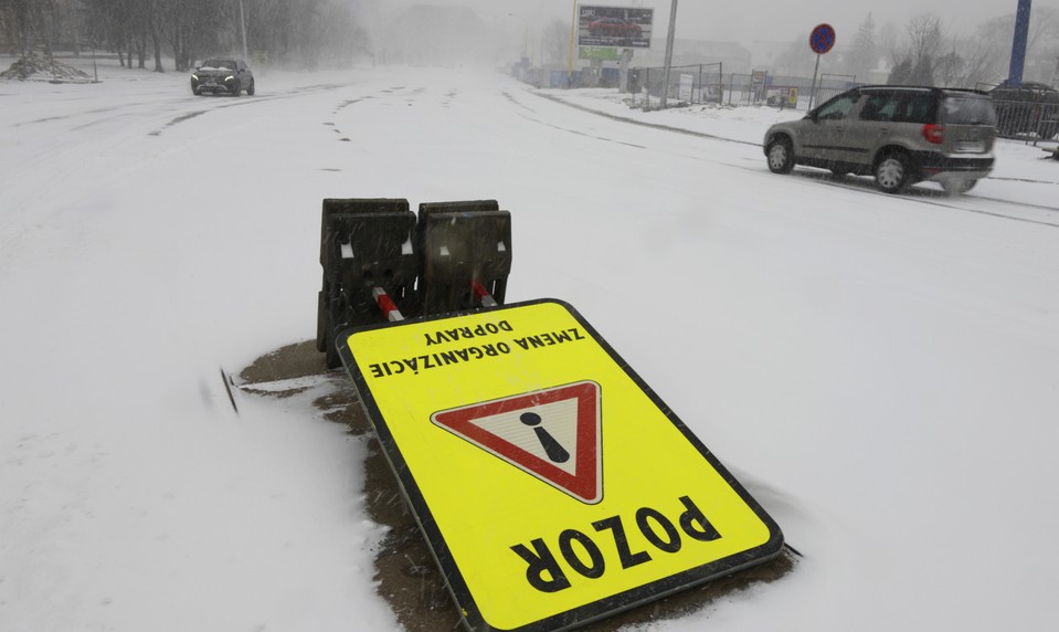 Silný vietor potrápi veľkú časť Slovenska. Na horách hrozí víchrica