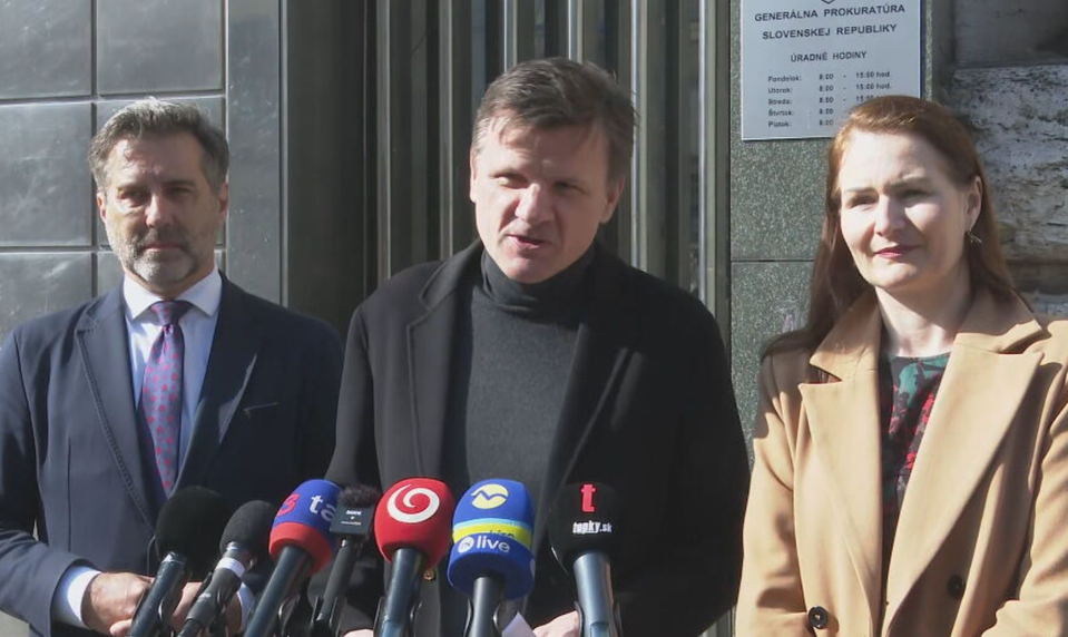 SaS podáva trestné oznámenie pre predražený nákup traktorov: Hlúposť, ako trhať fialky dynamitom, tvrdí Hlina