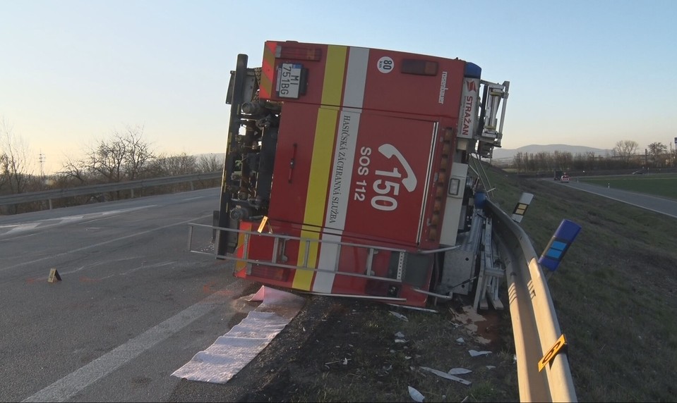 Dramatický výjazd: Hasiči havarovali cestou k zásahu