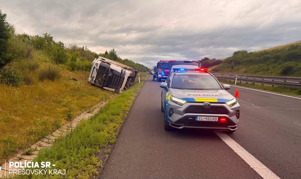 Kamión zišiel z diaľnice a skončil mimo cesty: Vodiča našli pod návesom bez známok života