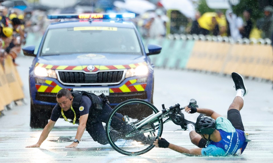 Fanúšik sa zahral na pretekára. Vtrhol na trať a chcel „vyhrať“ Tour de France